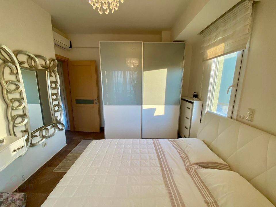 Geräumiges Schlafzimmer mit großem Kleiderschrank, Doppelbett und viel Tageslicht.