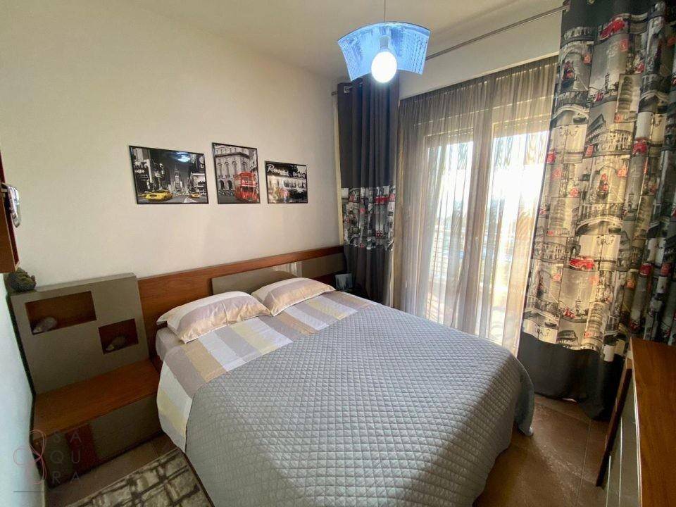 Helles Schlafzimmer mit Doppelbett und Nachttischen, das eine entspannte Atmosphäre bietet.