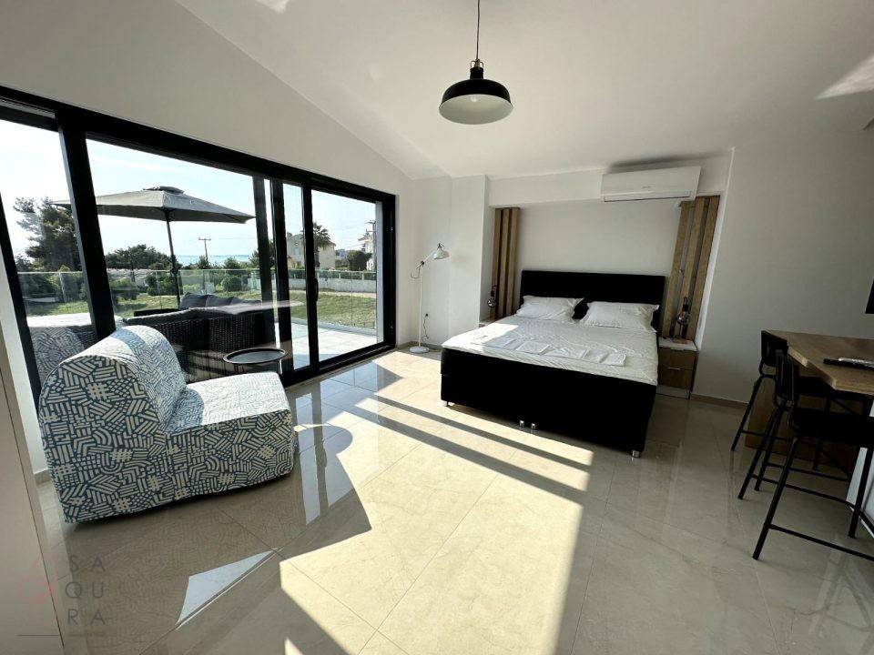 Geräumiges Schlafzimmer mit Meerblick, großen Schiebetüren und direktem Zugang zur Terrasse.