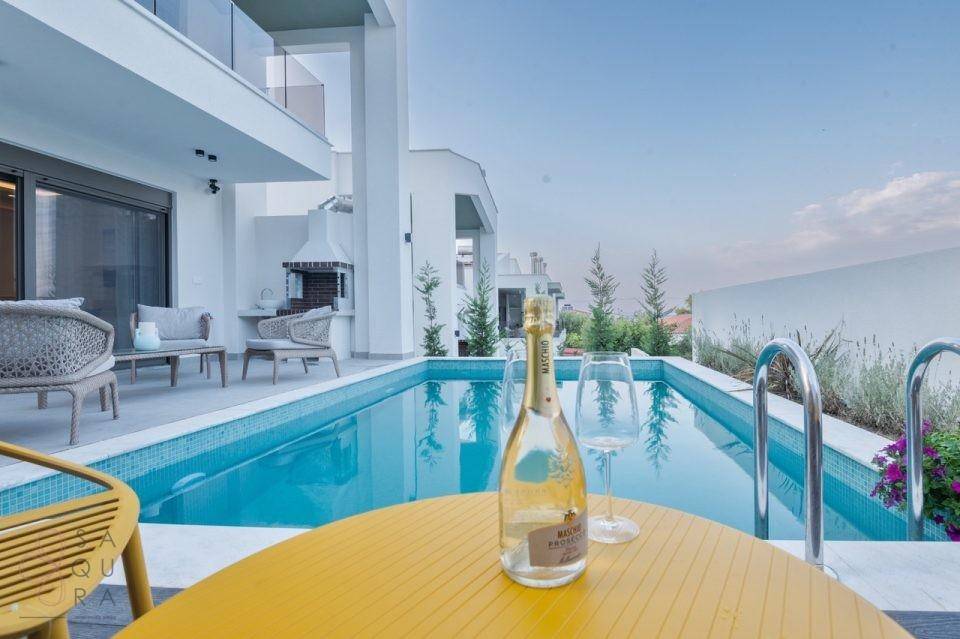 Einladender Außenbereich mit Getränken am Pool, ideal für entspannte Stunden.