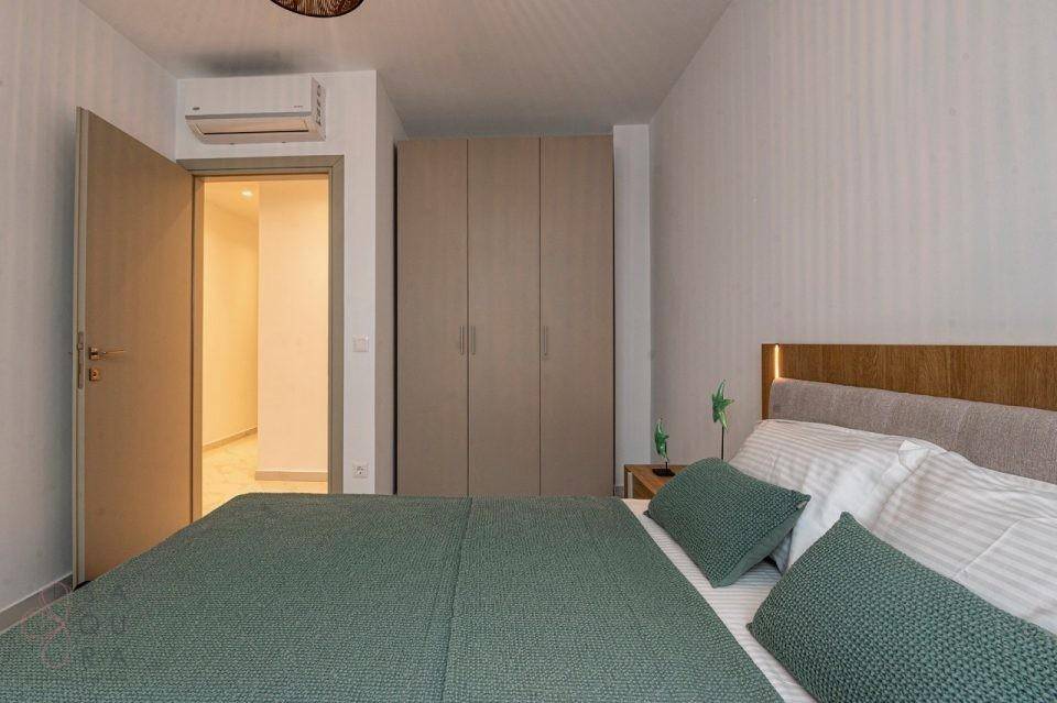Komfortables Schlafzimmer mit Doppelbett, Einbauschränken und Klimaanlage.