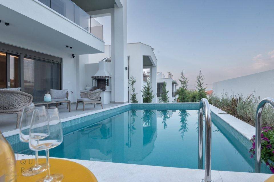 Klarer Blick auf den erfrischenden Pool und die moderne Architektur der Villa.