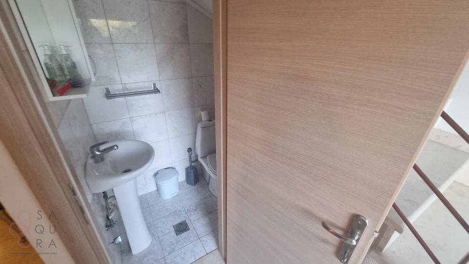 Kleines Badezimmer oder Gäste-WC mit Standwaschbecken und Toilette.