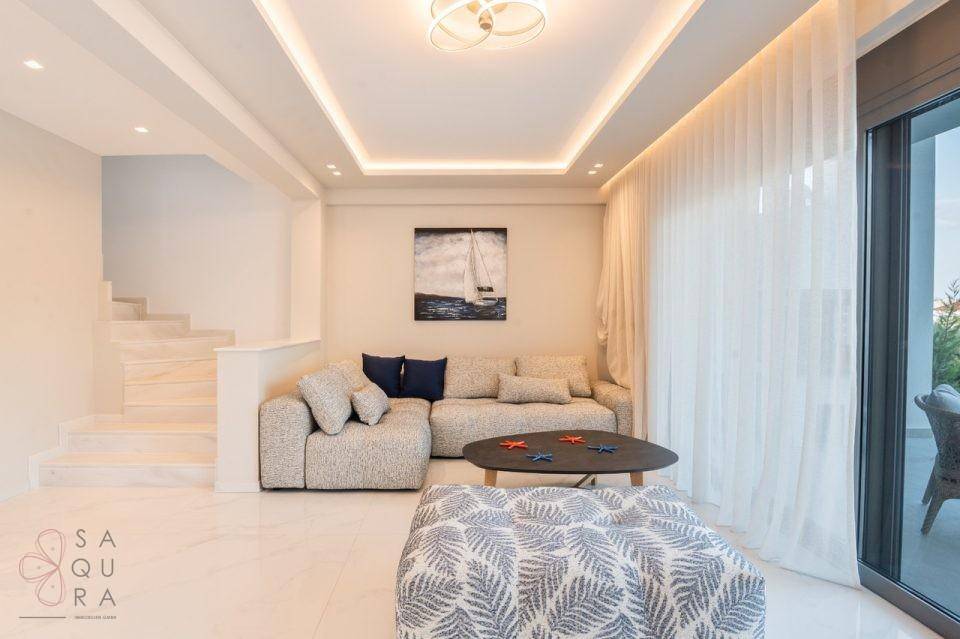 Modernes Wohnzimmer mit bequemer Couch, stilvollem Couchtisch und heller Atmosphäre.