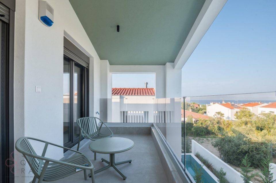 Geräumiger Balkon mit Sitzgelegenheiten und einem schönen Blick auf das Meer.