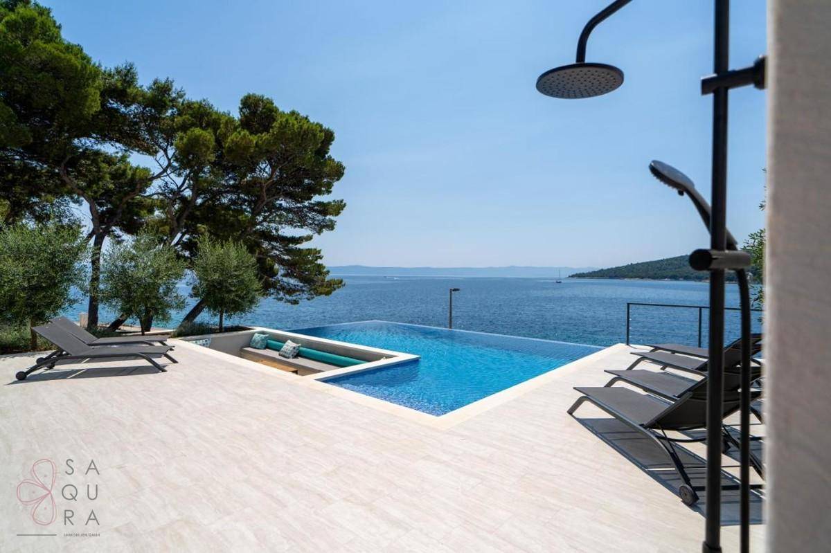 Atemberaubender Infinity-Pool mit integrierter Lounge und weitem Blick auf das Meer.