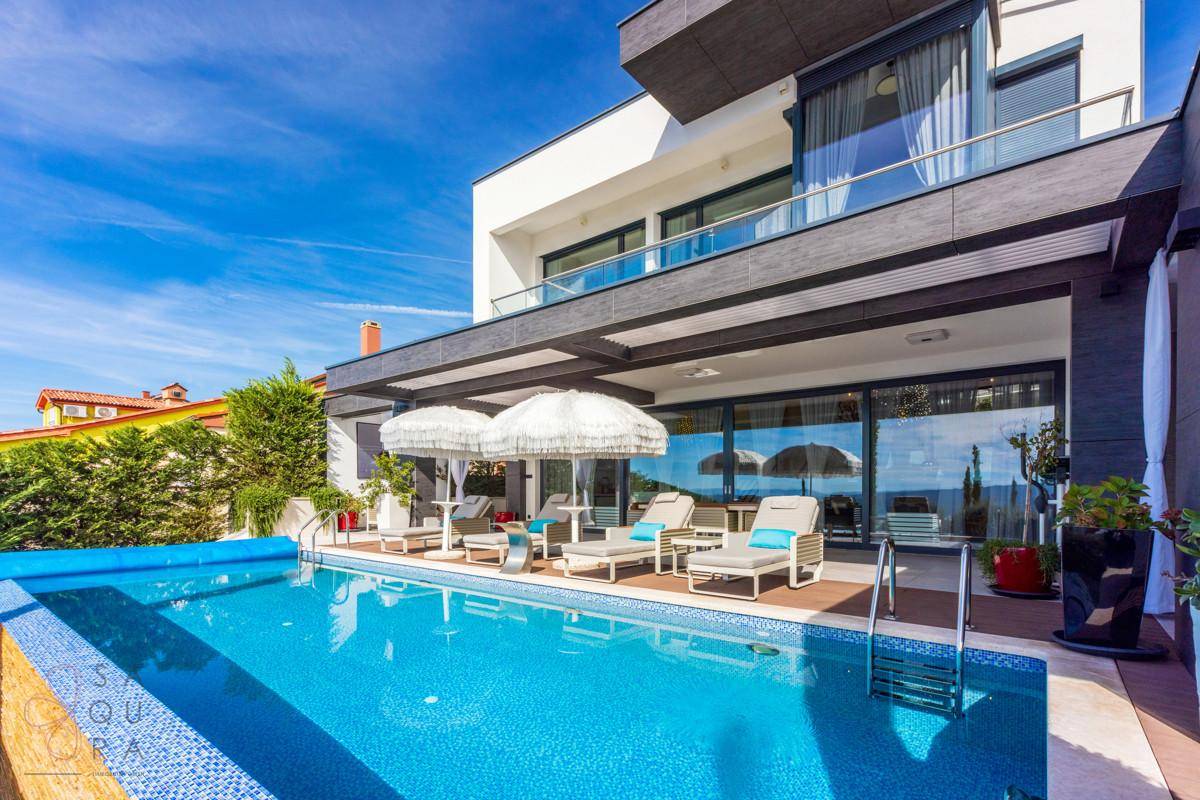 Moderne Villa mit großem Pool, Sonnenliegen und überdachtem Bereich für Entspannung im Freien.