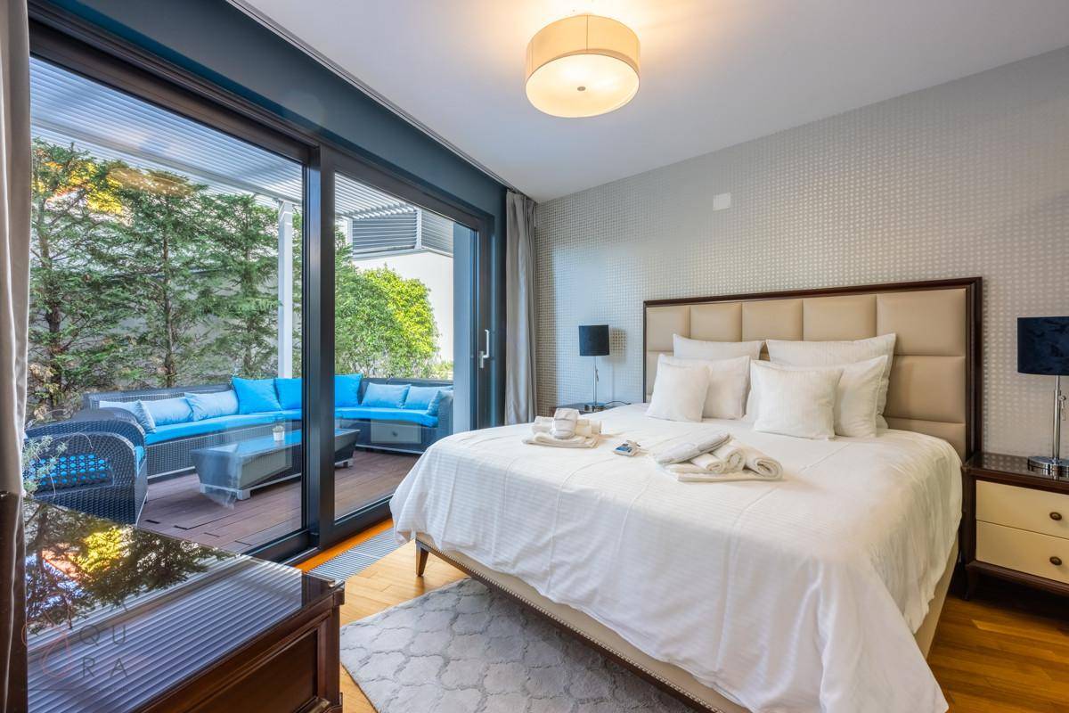 Gemütliches Schlafzimmer mit Doppelbett, Holzboden und direktem Zugang zur Terrasse.
