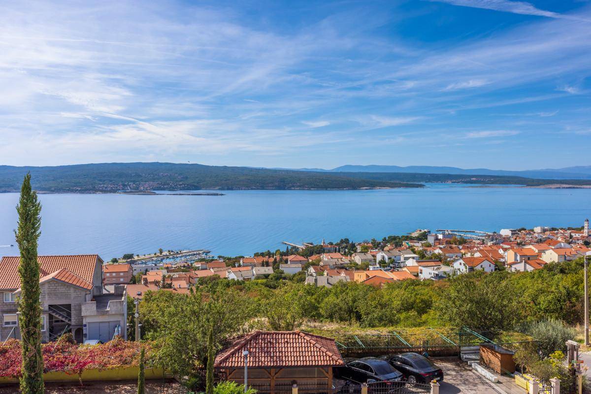 Panoramablick auf die Küstenstadt, das azurblaue Meer und die umliegende Landschaft unter blauem Himmel.