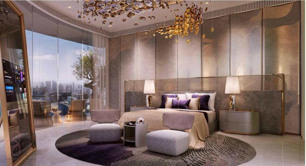 Elegantes Schlafzimmer mit großem Fenster, Stadtblick und luxuriöser Einrichtung.