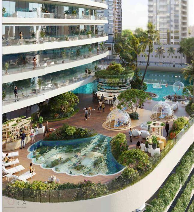 Luxuriöse Außenanlage mit mehreren Pools, Liegeflächen und modernen Sitzgelegenheiten.