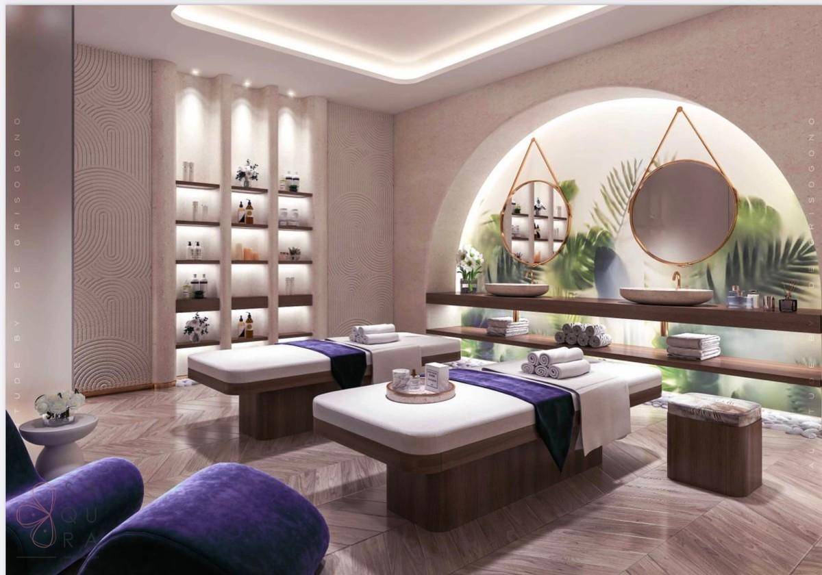 Entspannender Wellnessbereich mit Massageliegen, stilvollen Spiegeln und natürlicher Dekoration.