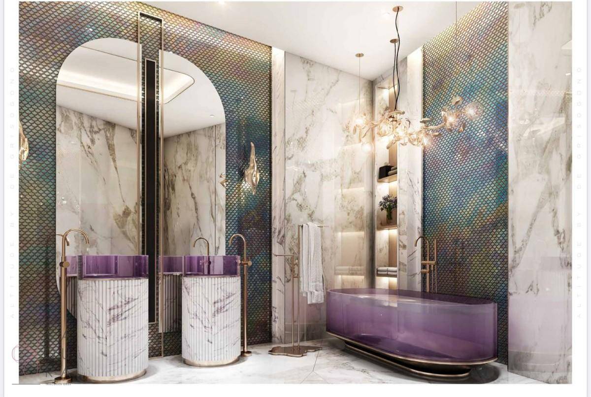 Extravagantes Badezimmer mit luxuriösen lila Waschbecken, Badewanne und schillernden Wandfliesen.