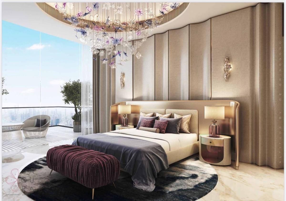 Luxuriöses Schlafzimmer mit elegantem Bett, stilvoller Beleuchtung und Zugang zu einem Balkon.