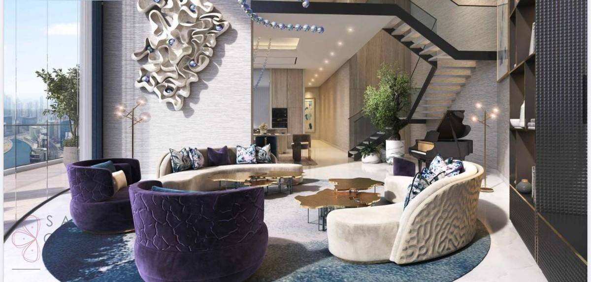 Geräumiges Wohnzimmer mit Flügel, moderner Einrichtung und offener Treppe.