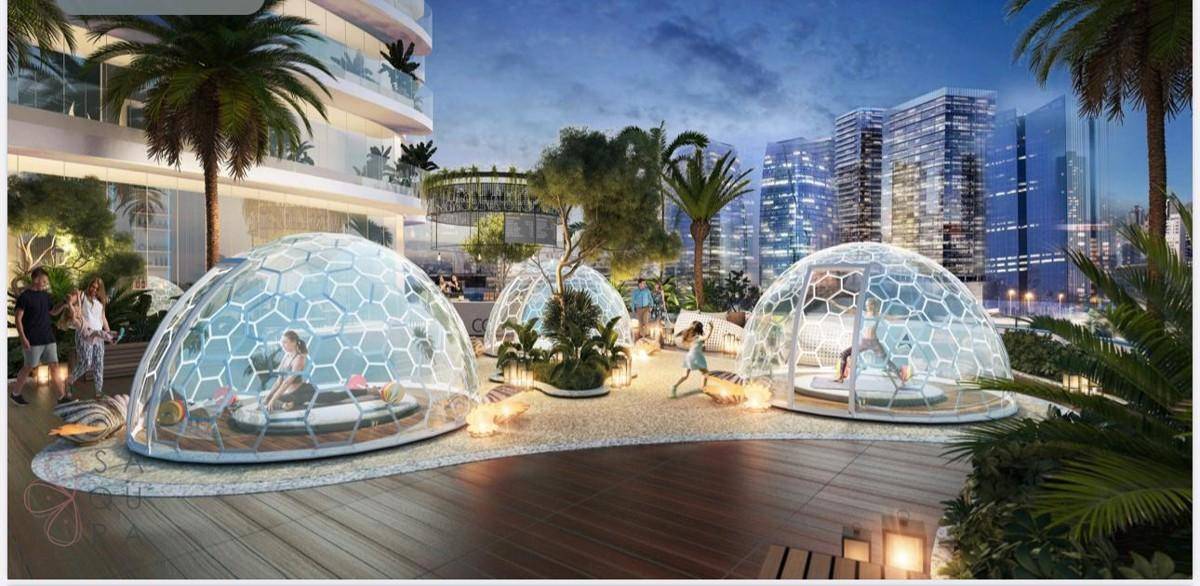 Moderne Outdoor-Fitness- und Wellnessbereiche in Glaskuppeln auf einer Terrasse.