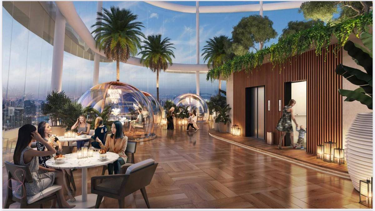 Exklusive Dachterrasse mit Lounge-Bereichen, Glaskuppeln und Panoramablick.
