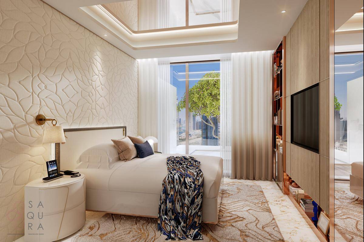 Elegantes Schlafzimmer mit strukturierten Wänden, großem Bett und integriertem TV-Möbel.