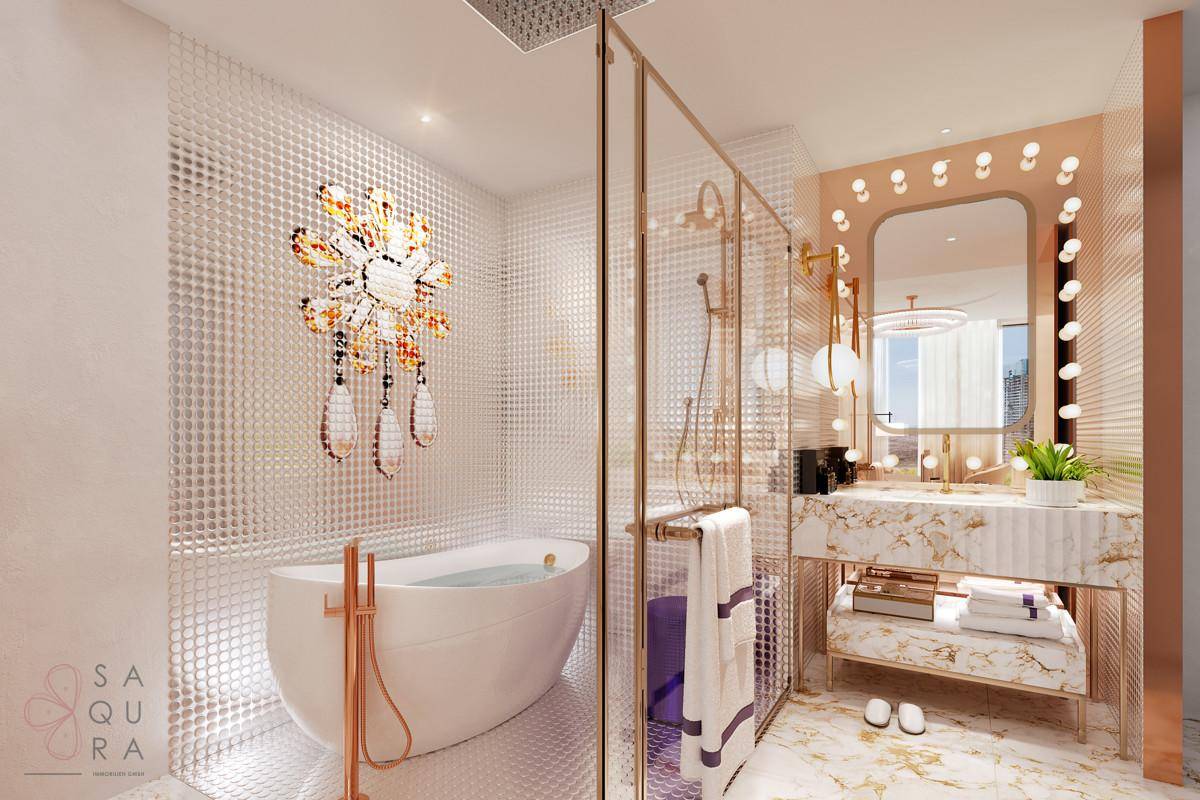 Luxuriöses Badezimmer mit freistehender Badewanne, großer Dusche und Marmorwaschtisch.