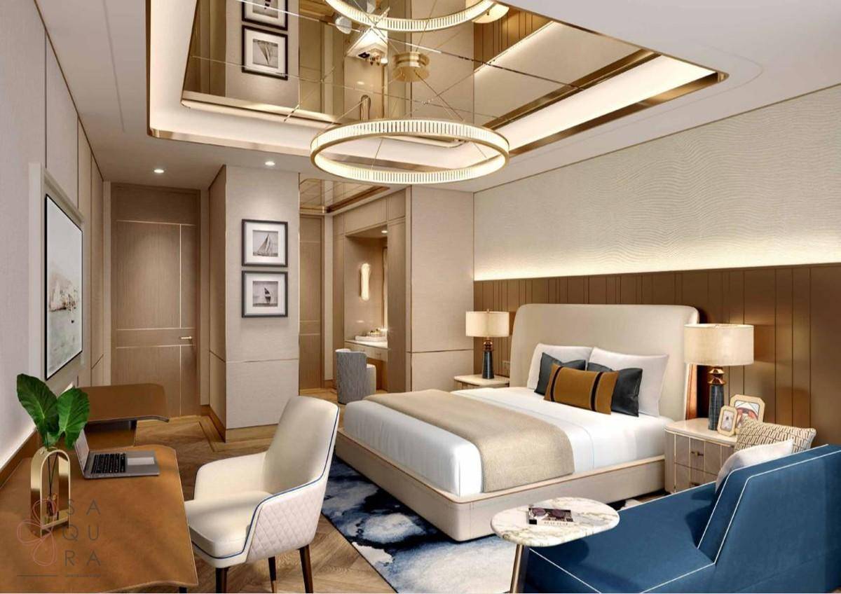 Elegantes Schlafzimmer mit Schreibtisch, Spiegeldecke und luxuriöser Einrichtung.