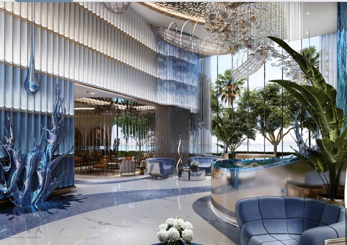 Prächtige Lobby mit hohen Decken, modernen Kunstinstallationen und Meerblick.