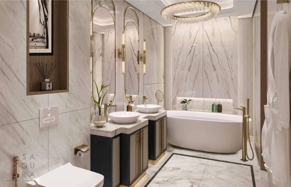 Luxuriöses Badezimmer mit Marmorwänden, freistehender Badewanne und Doppelwaschbecken.
