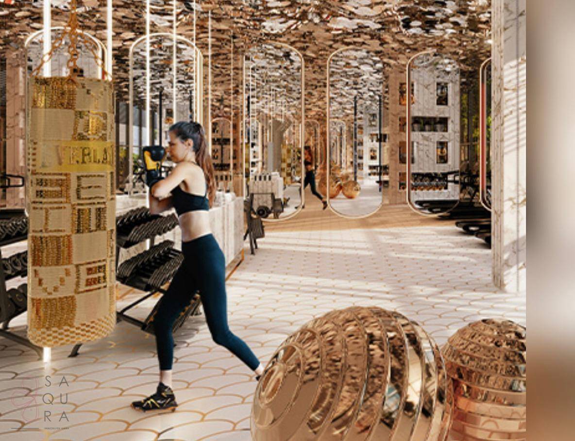 Luxuriöses Fitnessstudio mit Boxsack, Gewichten und auffälliger Deckenverkleidung.