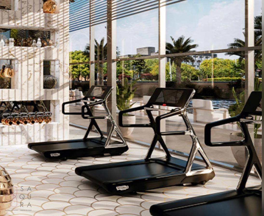Modernes Fitnessstudio mit Laufbändern, großen Fenstern und Blick auf den Außenbereich.
