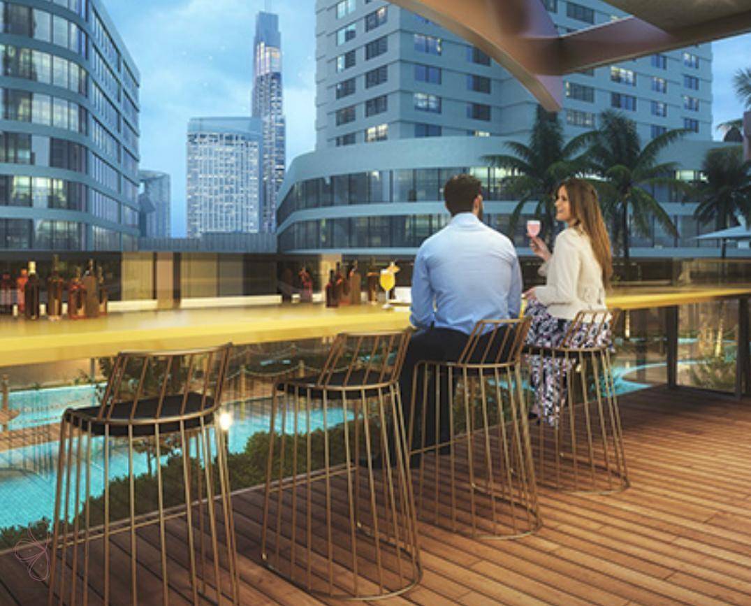 Gemütliche Bar auf einer Dachterrasse mit Blick auf die Stadt und Poolbereich.