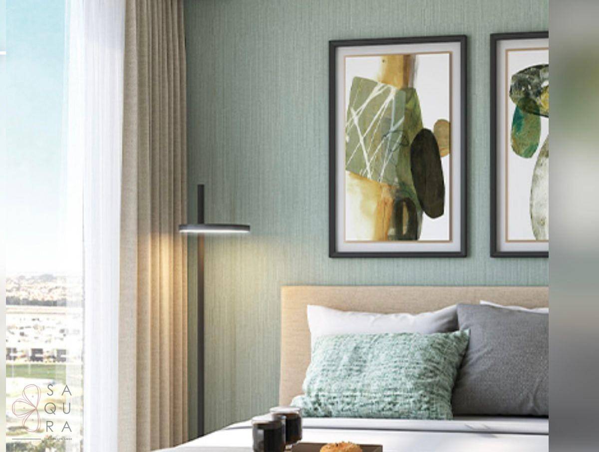 Modernes Schlafzimmer mit hellgrüner Tapete, Kunstwerken und einem großen Fenster für viel Tageslicht.