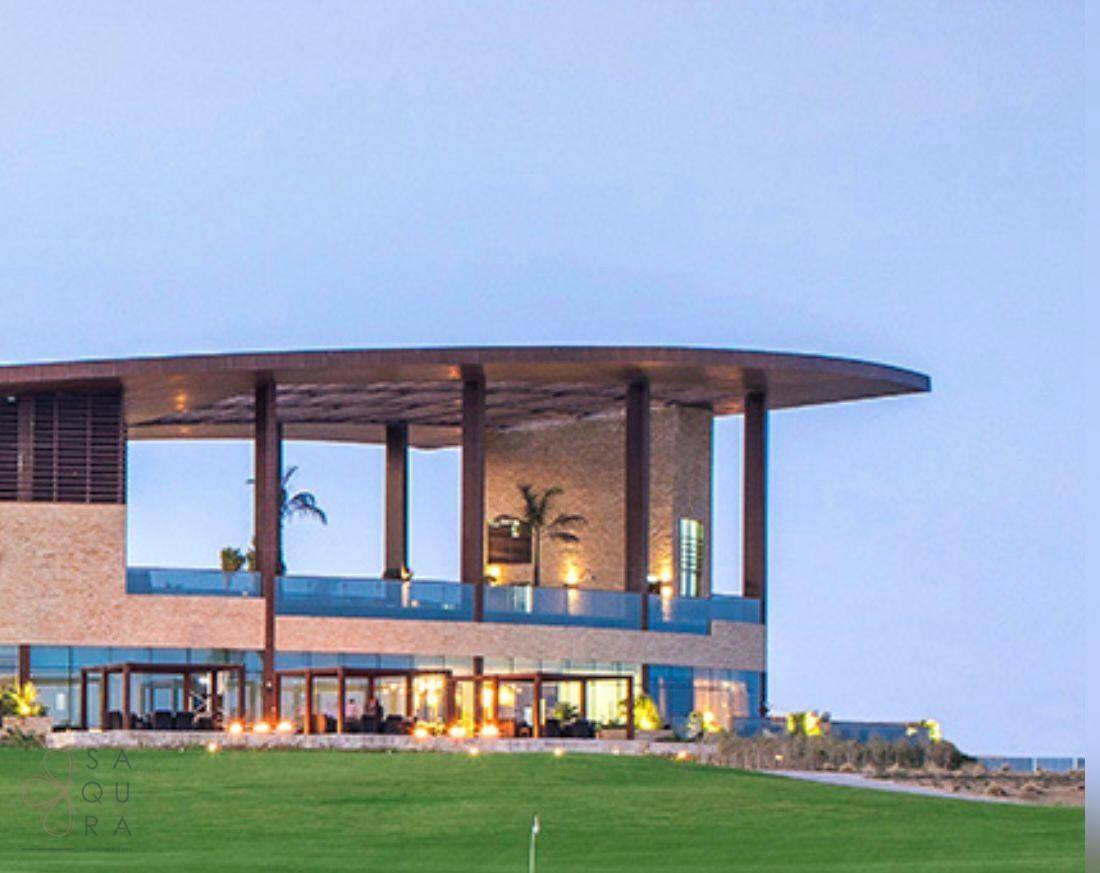 Elegantes Clubhaus mit geschwungenem Dach und Außenbereichen, harmonisch in die Golfplatzlandschaft integriert.
