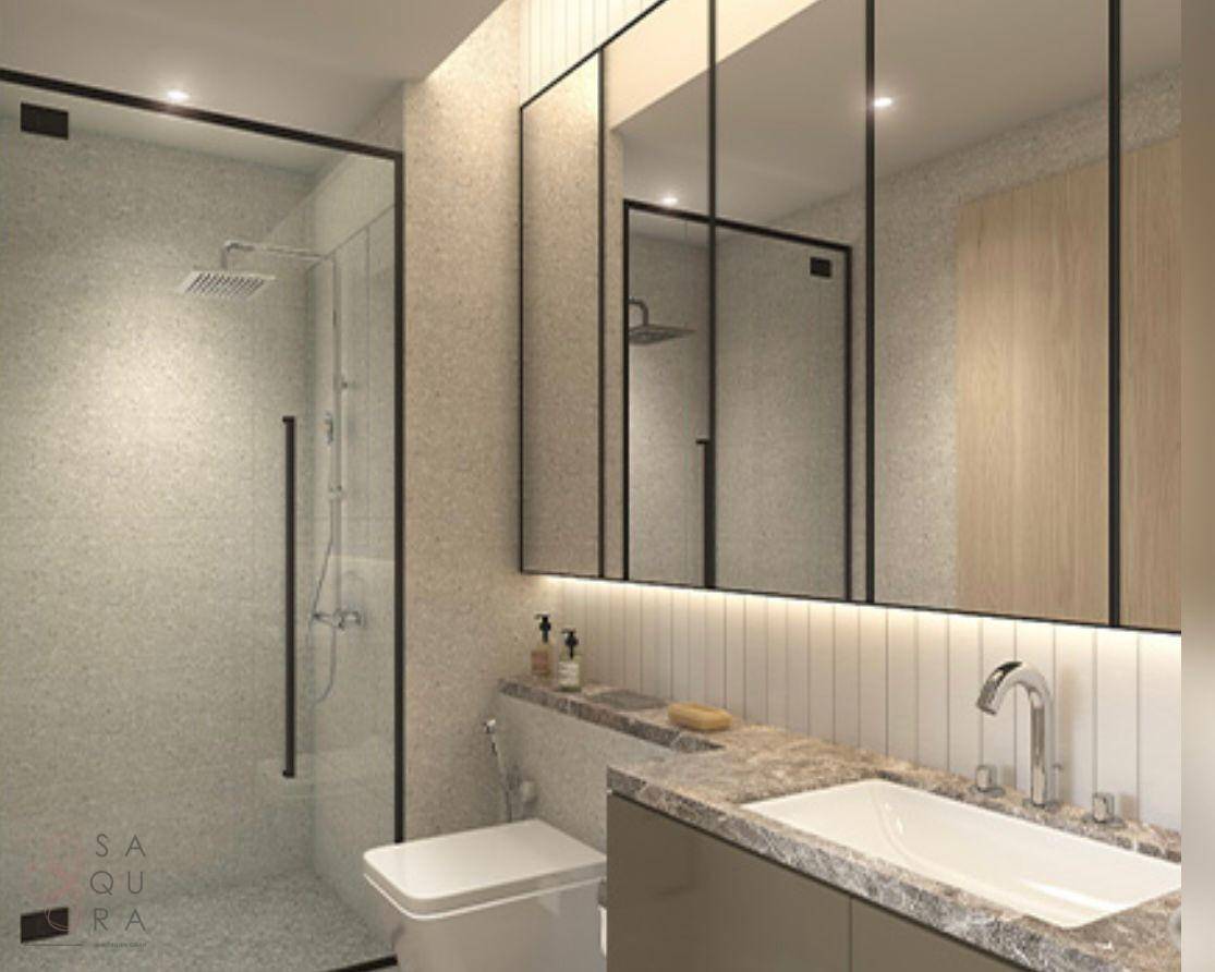 Modernes Badezimmer mit begehbarer Dusche, Marmorwaschtisch und großem Spiegelschrank.
