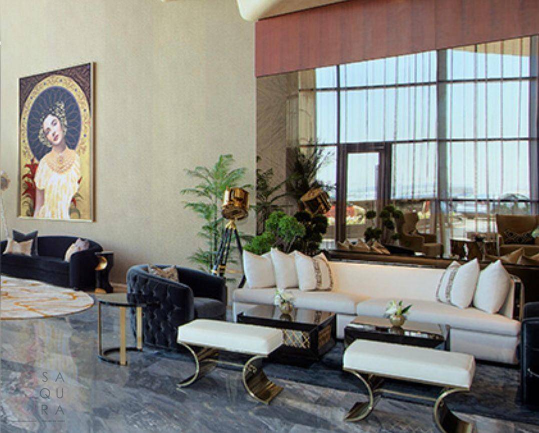 Großzügige Lobby mit stilvollen Sitzgelegenheiten, Kunstwerken und großen Fenstern.
