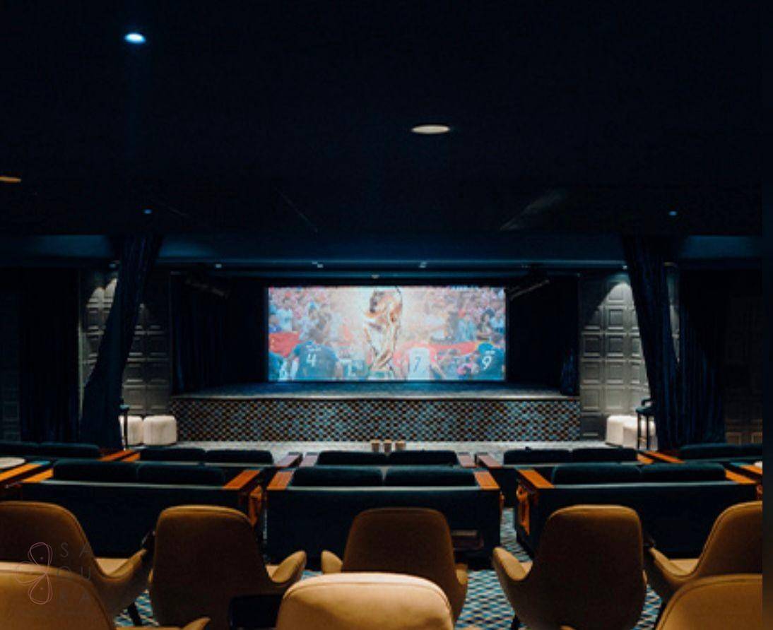 Exklusiver Kinoraum mit bequemen Sitzen und großer Leinwand für private Filmvorführungen.