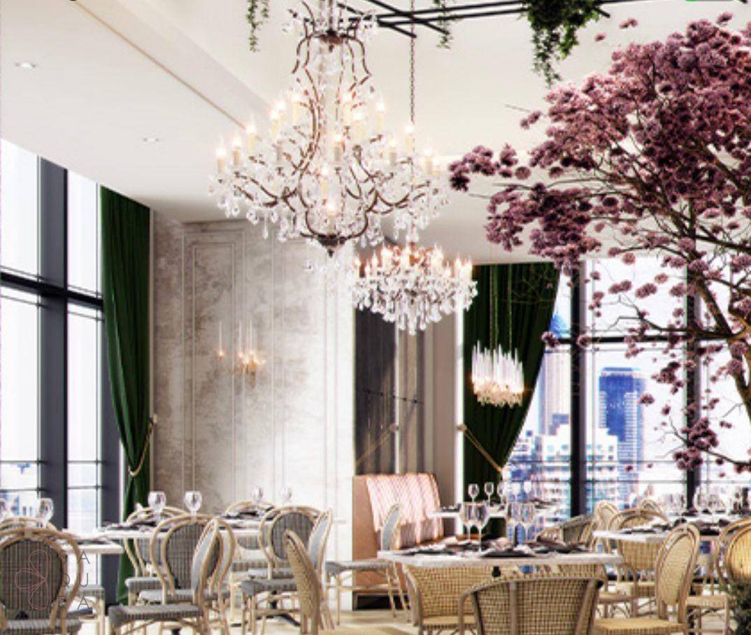 Elegantes Restaurant mit Kronleuchtern, Korbstühlen und großen Fenstern mit Stadtblick.