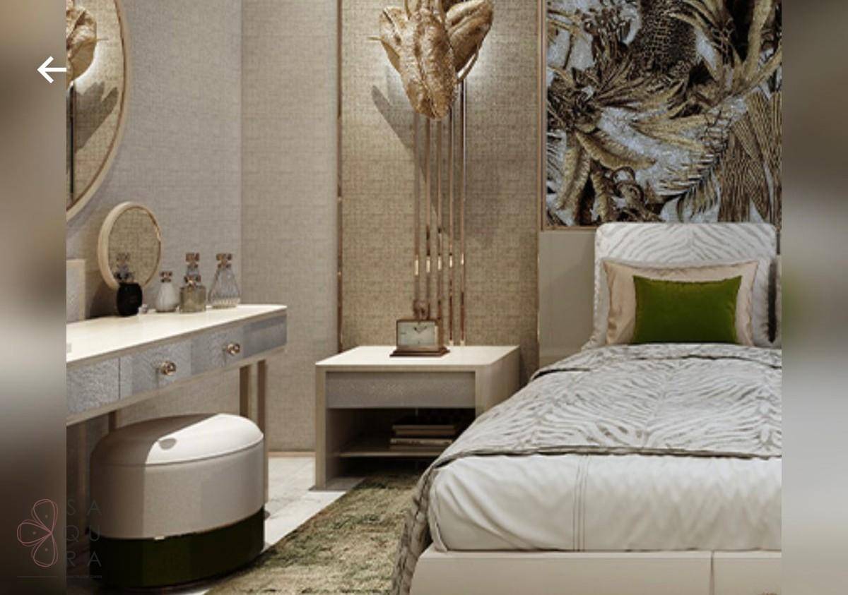Elegantes Schlafzimmer mit beigem Bett, Nachttisch und stilvollem Schminktisch mit Spiegel.