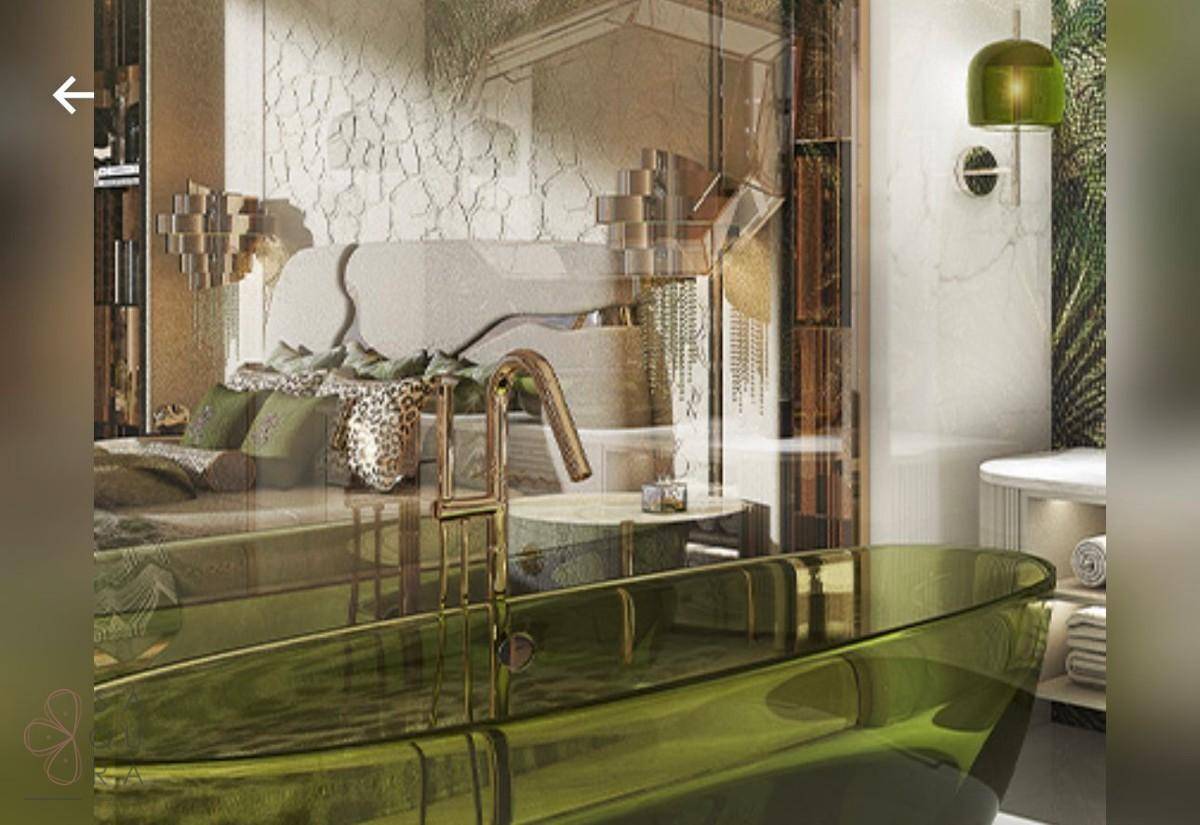 Modernes Badezimmer mit transparenter grüner Badewanne und luxuriösen Armaturen.