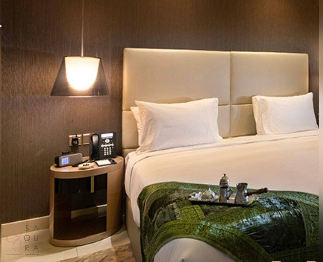 Gemütliches Schlafzimmer mit großem Bett, Nachttisch und indirekter Beleuchtung.