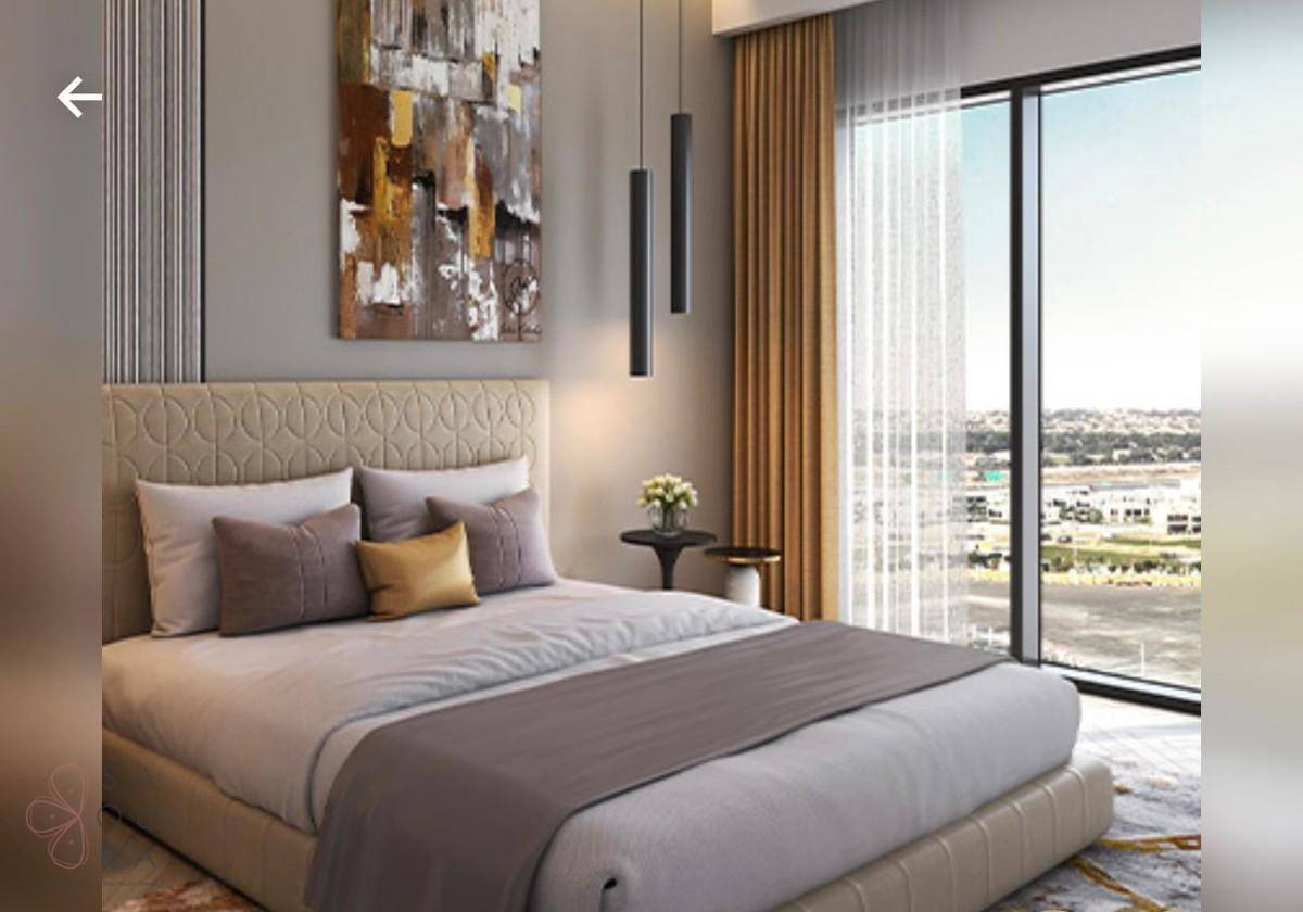 Elegantes Schlafzimmer mit großem Bett, moderner Kunst und weitem Ausblick.