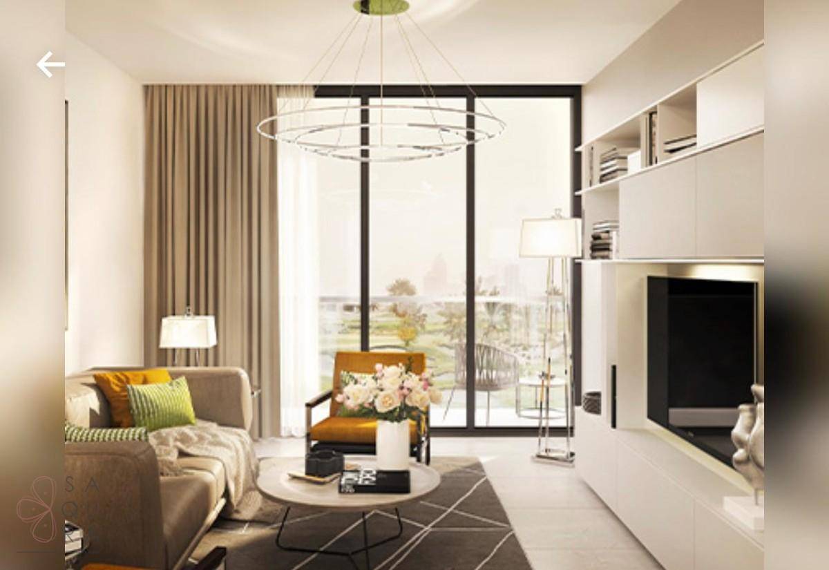 Helles Wohnzimmer mit modernen Möbeln, großem Fenster und Zugang zu einem Balkon.