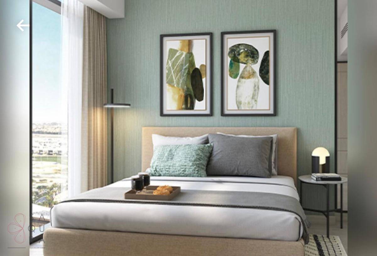 Gemütliches Schlafzimmer mit Doppelbett, grüner Akzentwand und modernen Bildern.
