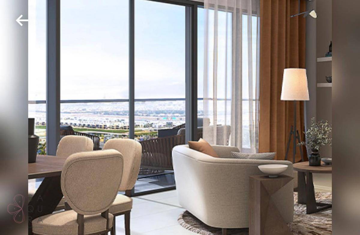Offener Wohn- und Essbereich mit eleganten Möbeln und weitem Blick über die Stadt.