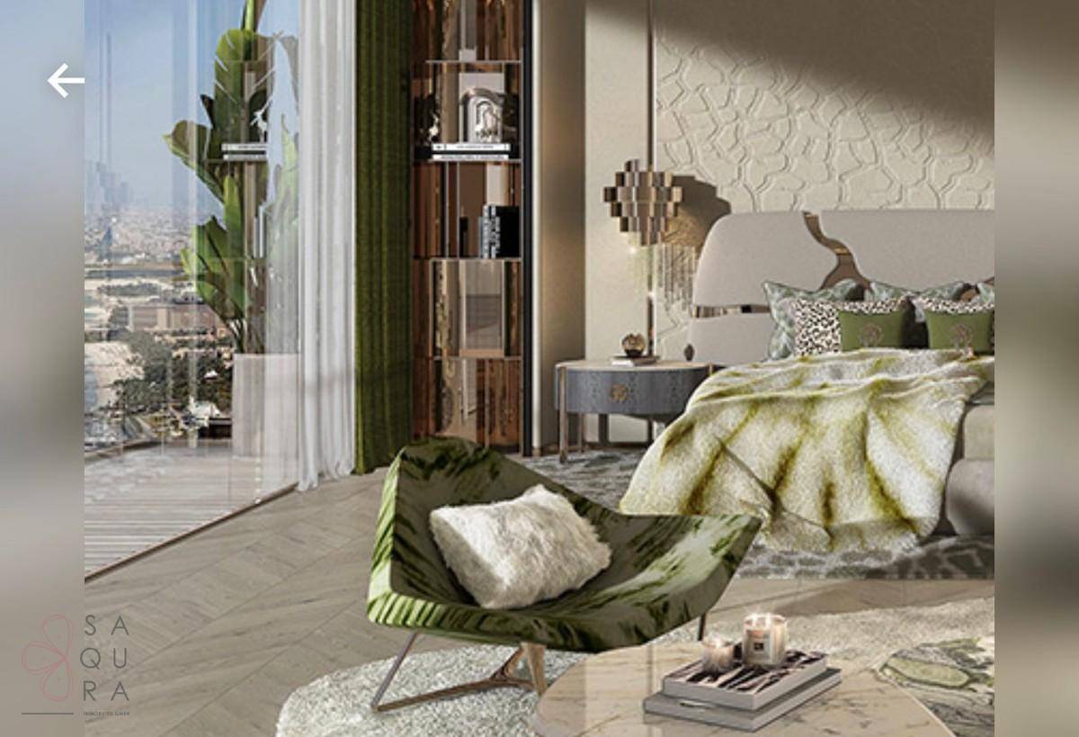 Modernes Schlafzimmer mit großen Fenstern, Stadtblick und grünen Akzenten im luxuriösen Stil.