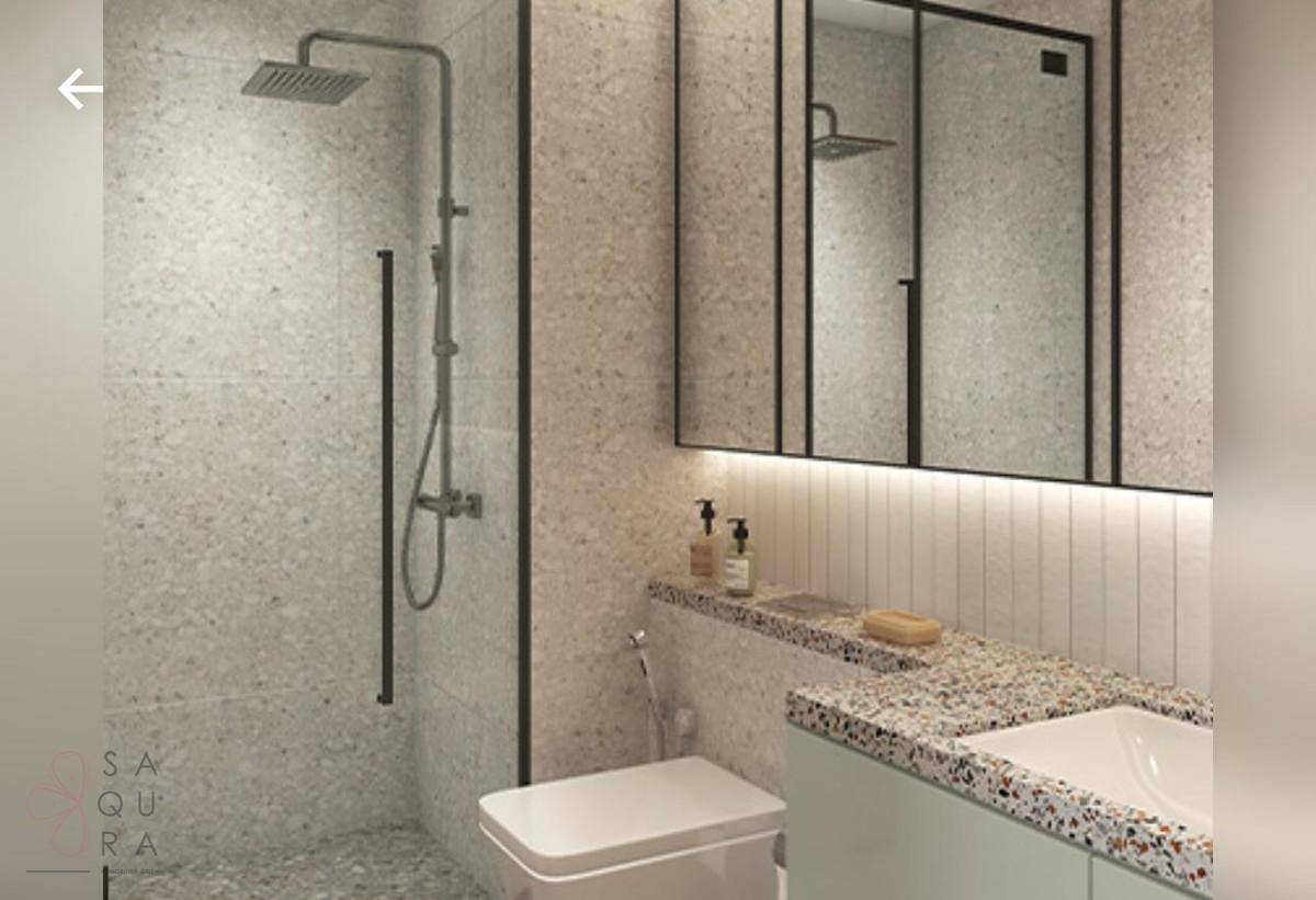 Modernes Badezimmer mit begehbarer Dusche, stilvollen Fliesen und beleuchtetem Spiegelschrank.