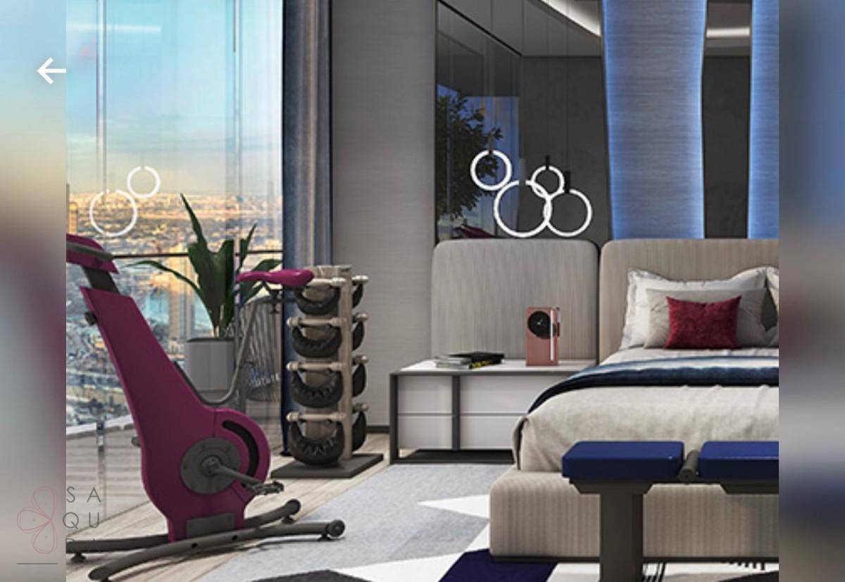 Modernes Schlafzimmer mit Fitnessgerät, großen Fenstern und Panoramablick auf die Stadt.