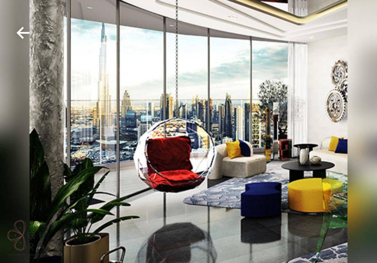 Helles Wohnzimmer mit raumhohen Fenstern, moderner Einrichtung und spektakulärem Stadtblick.