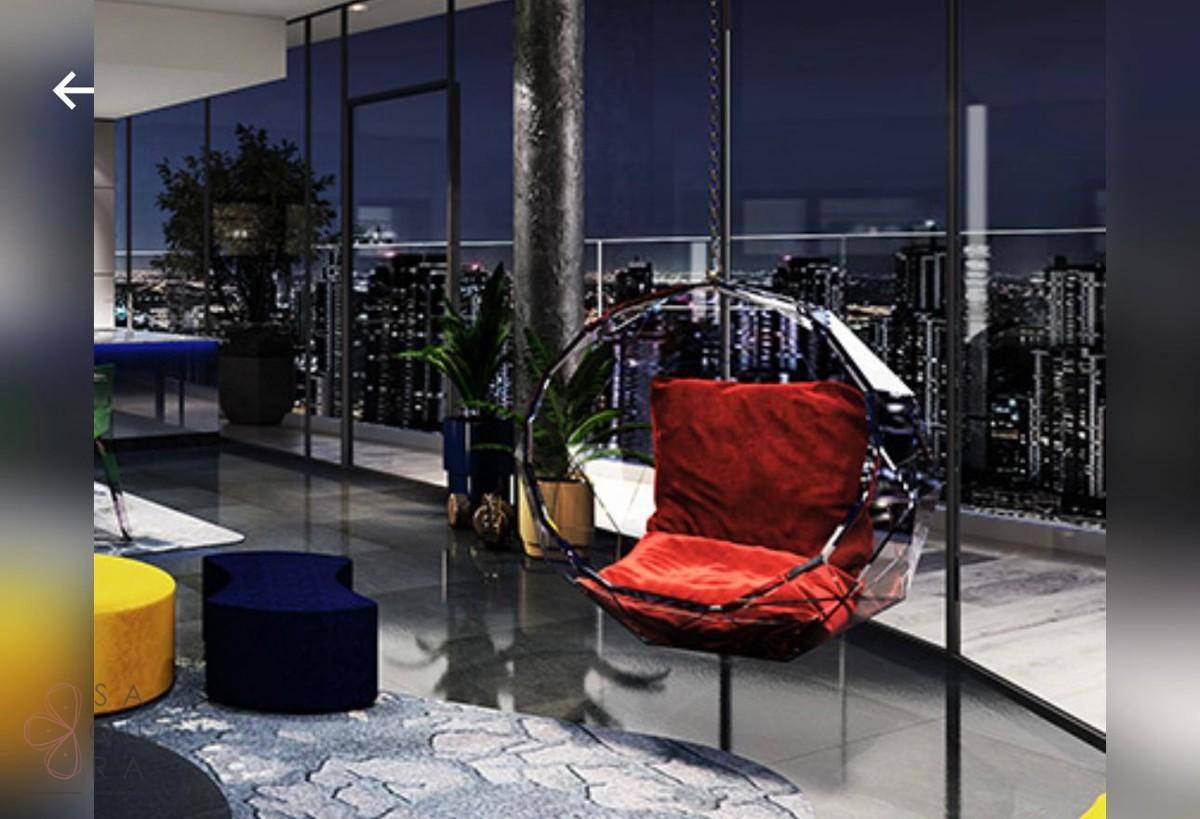 Elegantes Wohnzimmer bei Nacht mit beeindruckendem Blick auf die beleuchtete Stadtkulisse.