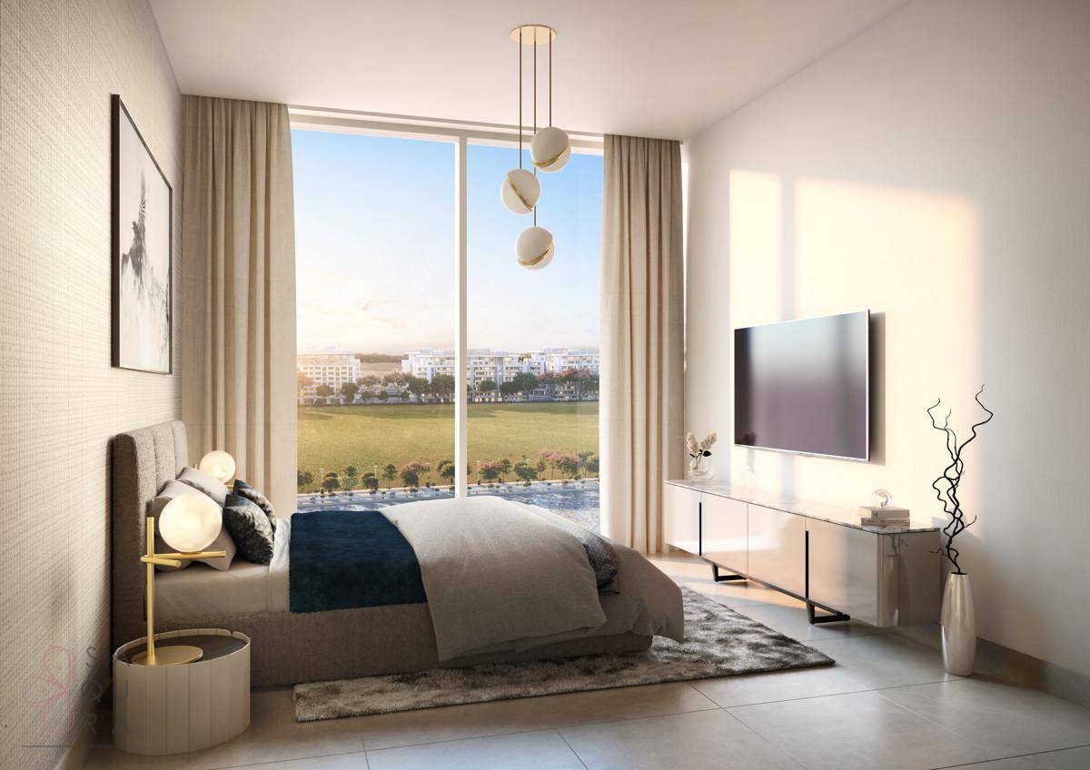 Helles Schlafzimmer mit großen Fenstern, modernem Design und Blick auf eine Grünfläche.
