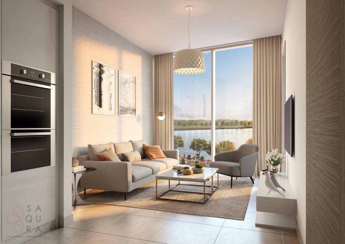 Modernes Wohnzimmer mit Flussblick, großen Fenstern und stilvoller Einrichtung.