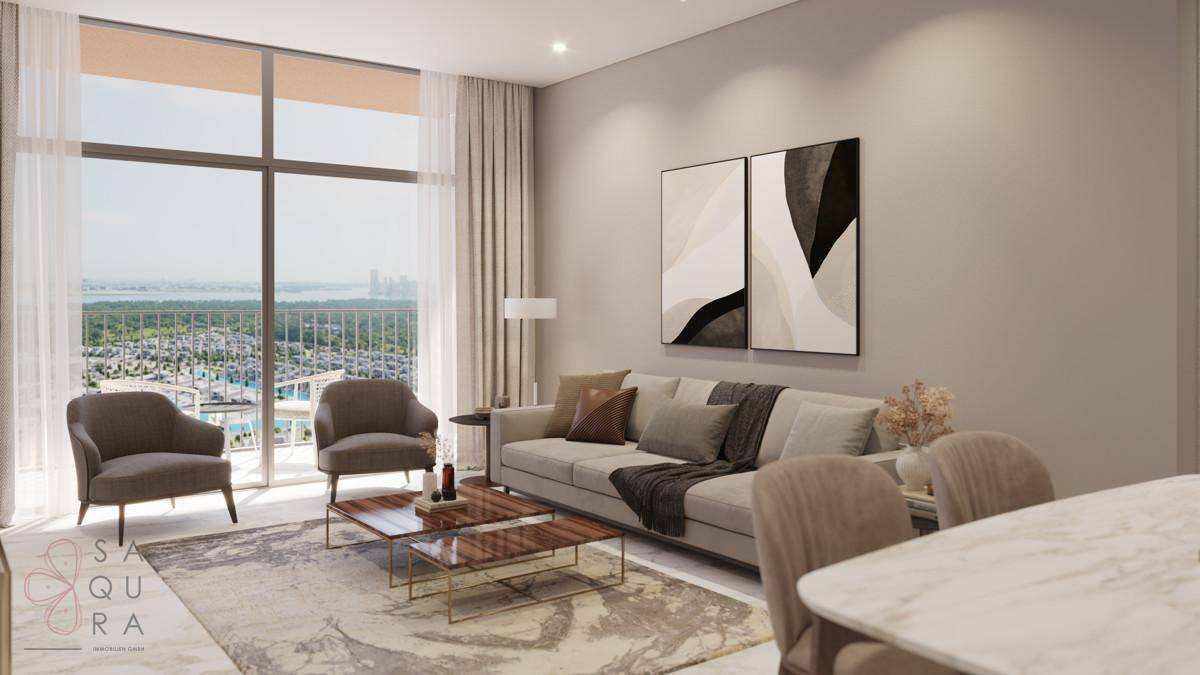 Helles, modernes Wohnzimmer mit großen Fenstern, die einen weiten Blick auf die Stadt und die Lagune bieten.